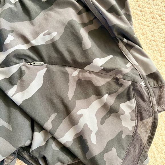 Women’s Black Camo Athleta Mesh Racer Run 4 Shorts - Large - Picture 4 of 7